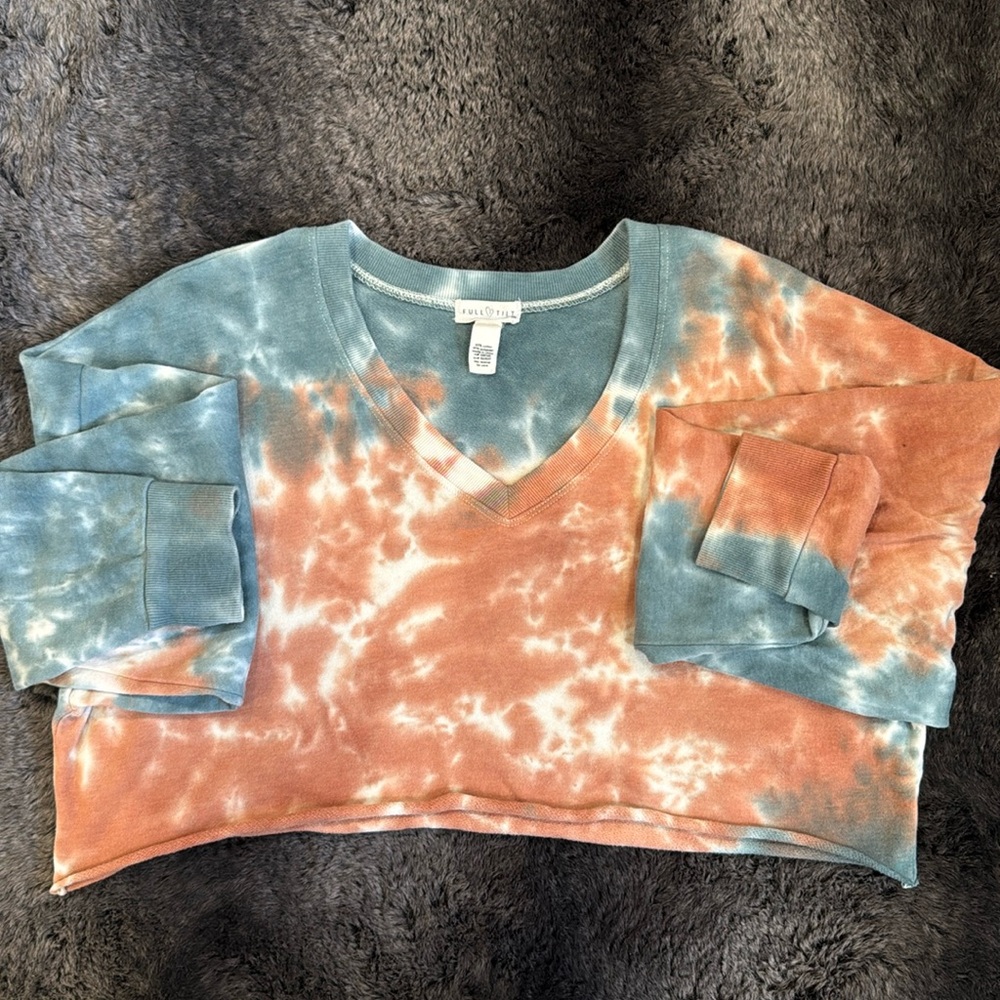 Tie-dye, V neck, long sleeve cropped t-shirt. Gently used.